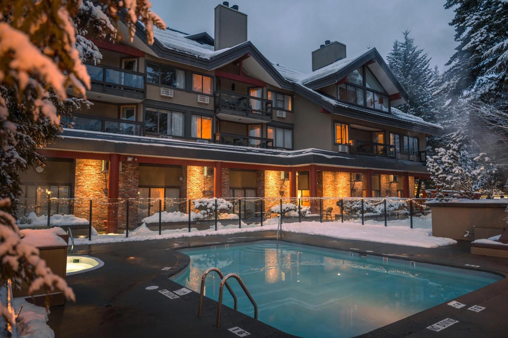 Whistler Village Inn & Suites Kültér fotó