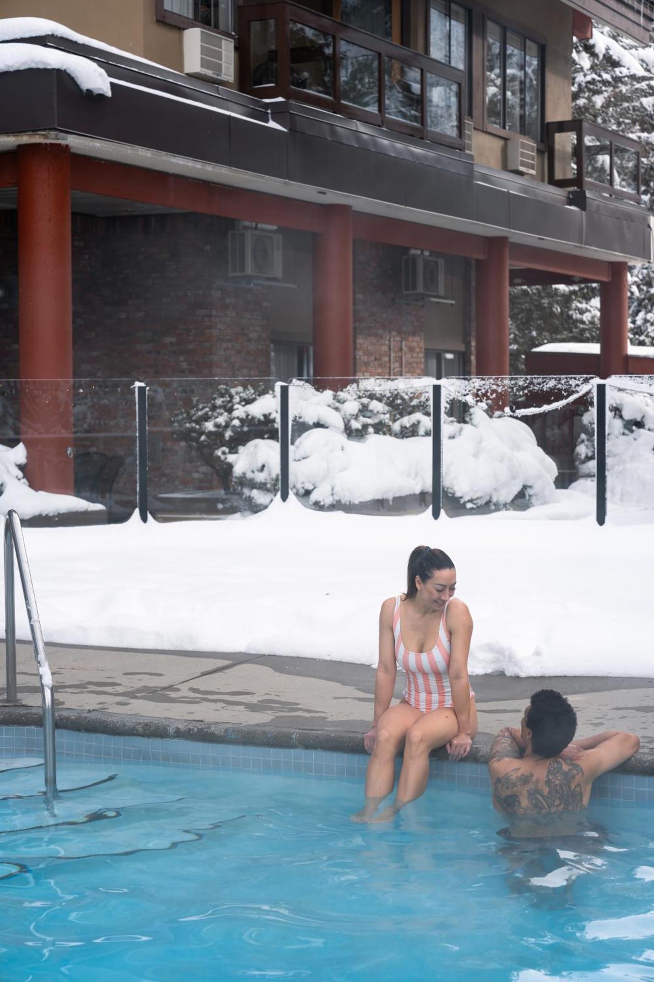 Whistler Village Inn & Suites Kültér fotó