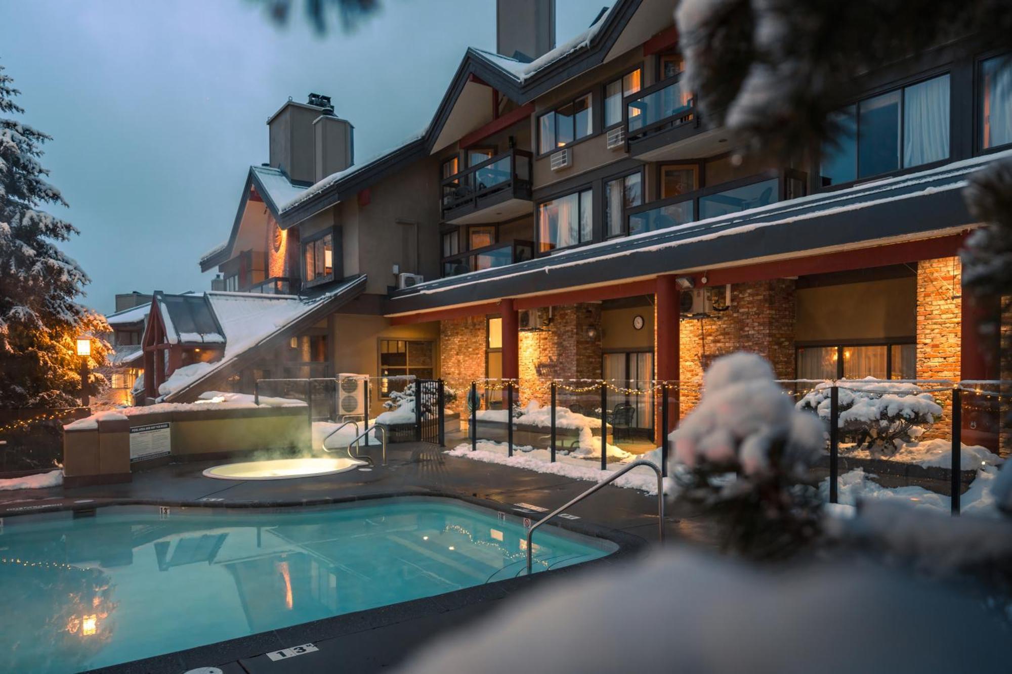 Whistler Village Inn & Suites Kültér fotó